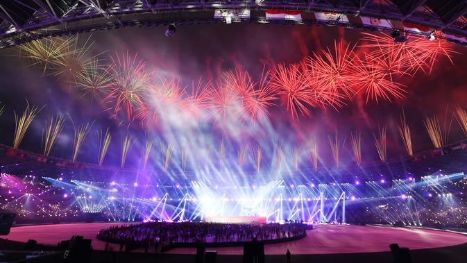 Pesta kembang api menghiasi Stadion Gelora Bung Karno selama upacara penutupan Asian Games 2018 di Jakarta, Minggu (2/9). Sejumlah artis dalam dan luar negeri meriahkan acara penutupan. (AFP Photo/Arief Bagus)