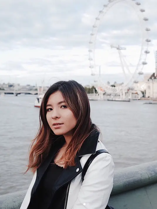 Seperti dalam foto ini, Shalom sedang berada di tepi pantai. Dengan mengenakan outer hitam-putihnya, Shalom begitu tampak cantik. Hamparan laut yang sangat luas terlihat menjadi latar belakang Shalom berfoto. (Instagram/sharazaaa)