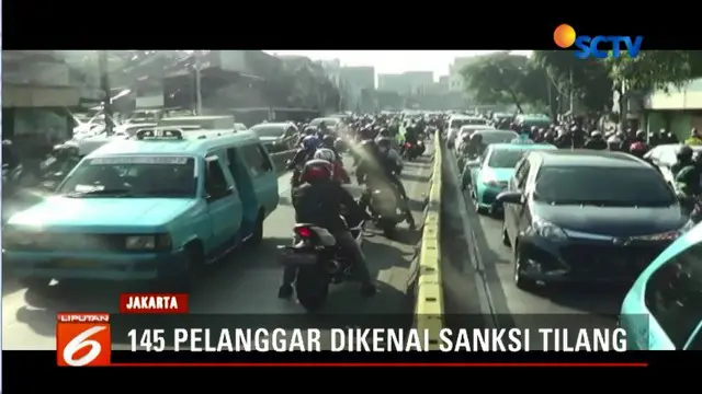 Sebanyak 145 pengendara terkena sanksi tilang karena melintas di jalur bus Transjakarta di kawasan Jatinegara, Jakarta Timur.