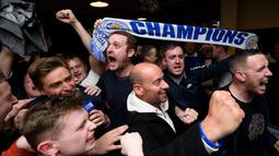 Suporter Leicester City merayakan gelar juara Liga Inggris seusai Tottenham Hotspur bermain imbang melawan Chelsea, (2/5/2016). (AFP/Leon Neal)