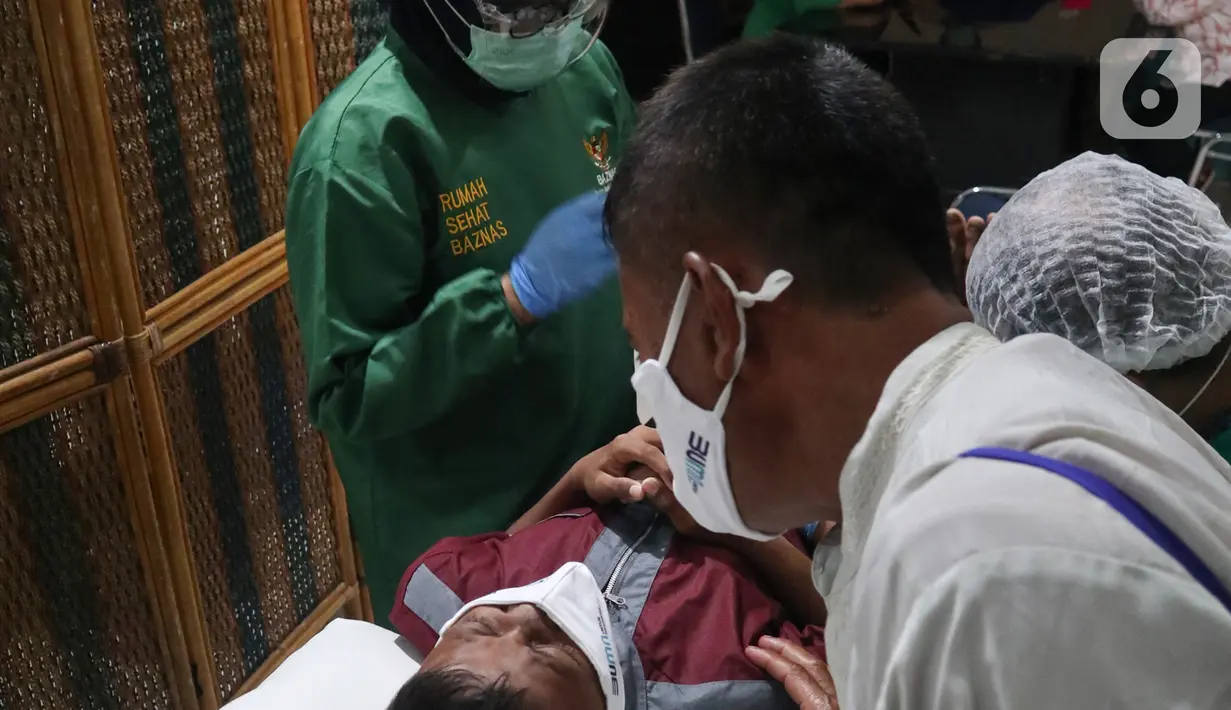 Suasana khitanan massal yang bertajuk Khitanan Anak Soleh di Gedung Graha Askrindo Kemayoran, Jakarta, Sabtu (3/2/2021). Sebanyak 200 anak dari wilayah Jabodetabek dan pegawai alih daya dikhitan dalam rangkaian perayaan HUT ke-50 Askrindo. (Liputan6.com/Pool)