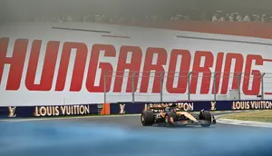 Pembalap McLaren asal Australia, Oscar Piastri, berlaga pada sesi kualifikasi Formula Satu Grand Prix Hungaria di sirkuit Hungaroring di Mogyorod, dekat Budapest, Hungaria, pada 2 Agustus 2025. (Attila KISBENEDEK/AFP)
