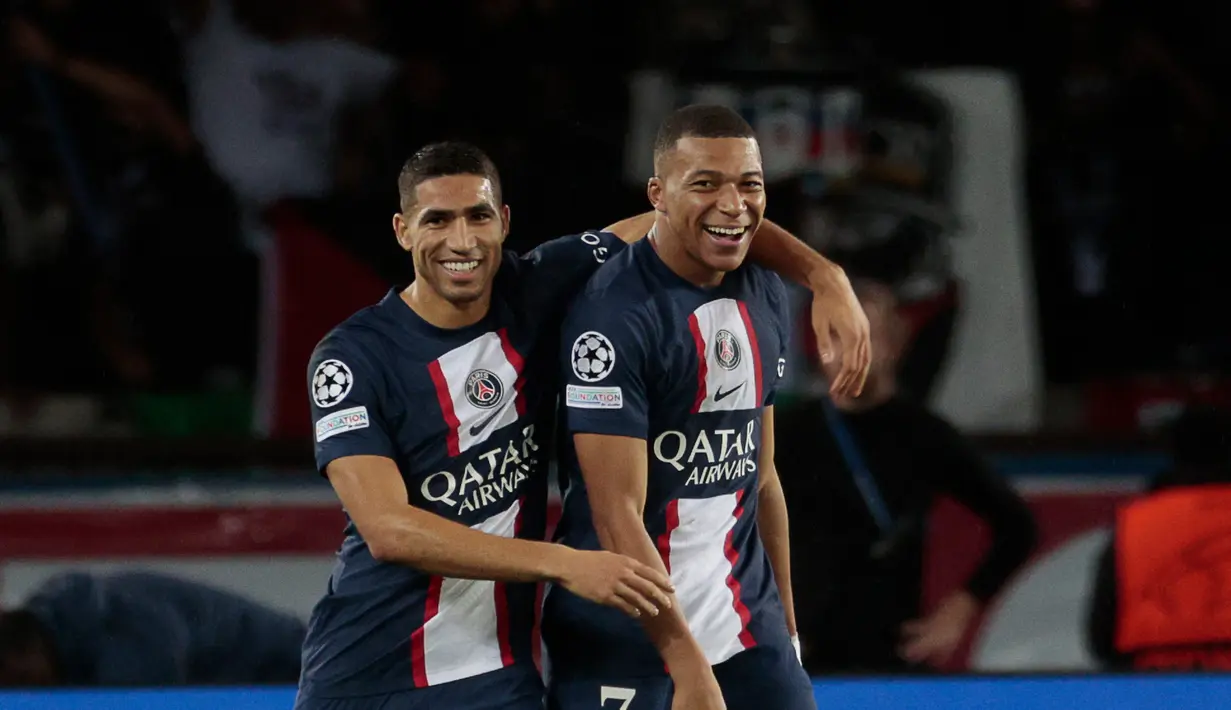 Duel semifinal Piala Dunia 2022 Prancis vs Maroko pada Kamis (15/12/2022) besok akan terasa spesial bagi Kylian Mbappe dan Achraf Hakimi. Pasalnya, dua bintang PSG itu dikenal sebagai sahabat dekat. (AFP/Geoffroy Van Der Hasselt)
