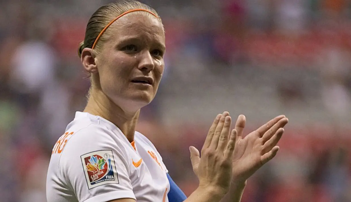 Kapten Belanda, Mandy van den Berg, berurai air mata setelah timnya kalah dari Jepang dalam babak 16 Besar Piala Dunia Wanita 2015 di Stadion BC Place, Vancouver, Kanada. (23/6). (AFP PHOTO/ANDY CLARK)