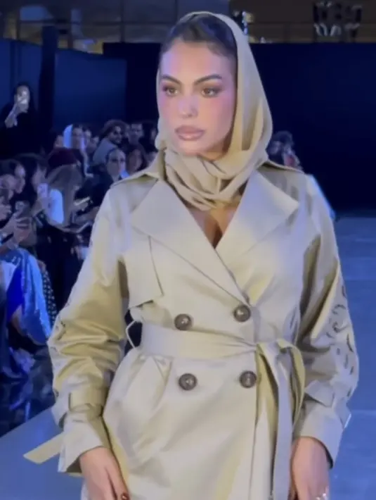 <p>Telah lama tinggal di Arab Saudi, Georgina Rodriguez pun kerap di berbagai acara. Terbaru ia hadir di front row fashion show desainer Mona Alshebil. [@georginagio]</p>