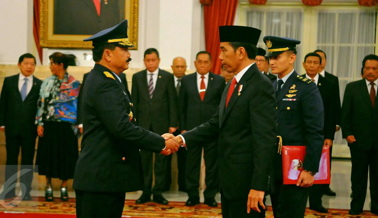 Presiden Joko Widodo bersalaman dengan Marsekal Madya Hadi Tjahjanto usai pelantikan di Istana Negara, Jakarta, Rabu (18/1). Hadi Tjahjanto menjadi Kepala Staf Angkatan Udara (Kasau) menggantikan Agus Supriatna. (Liputan6.com/Angga Yuniar)