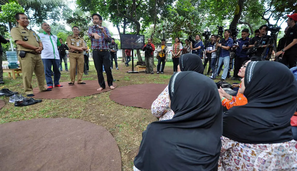 Djarot Saiful saat berdialog dengan sejumlah warga di Taman Tanjung, Jakarta, Selasa (16/12/2014). (Liputan6.com/Miftahul Hayat)