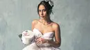 <p>Valerie Thomas membagikan beberapa potret dirinya tampil seperti pengantin. Ia pun melakukan pemotretan bersama Photografer Vony Wong dengan property white cake.&nbsp;[@valerieethomas]</p>