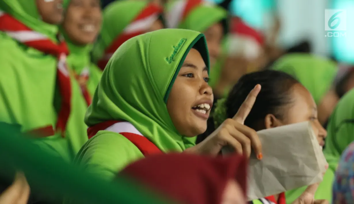 Suporter tim voli putra Indonesia bersorak saat menyaksikan laga melawan Arab Saudi di Kejuaraan Voli Asia 2017 ke-16 di GOR Tri Dharma, Gresik, Senin (24/7). Indonesia unggul 25-23, 25-21, 22-25, 26-24. (Liputan6.com/Helmi Fithriansyah)