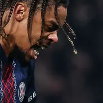 PSG sempat menipiskan kedudukan lewat Bradley Barcola pada menit ke-71 namun mereka malah kembali kebobolan dua menit kemudian melalui Folarin Balogun. (AFP/Franck Fife)