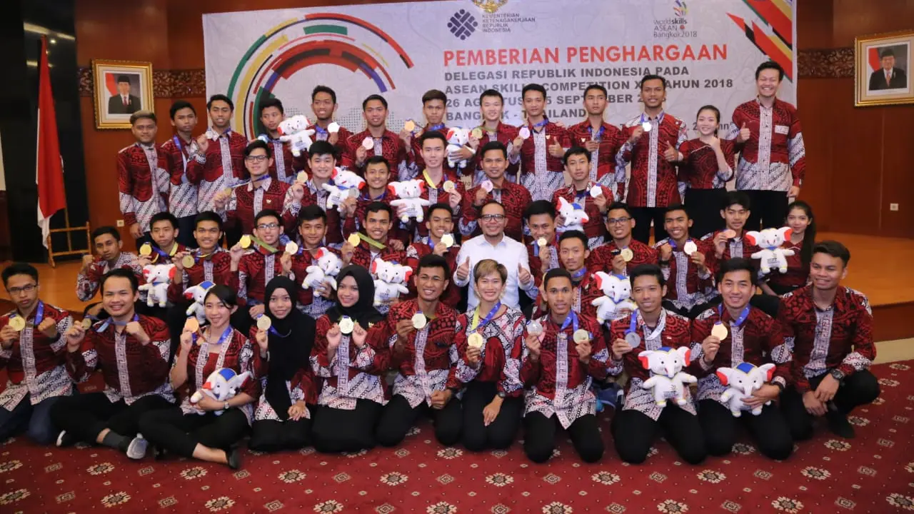 Hanif Dhakiri dan peraih medali ASC.