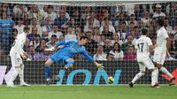 Kiper Real Madrid, Thibuat Courtois gagal menahan tembakan penyerang Villarreal, Jose Luis Morales dalam laga La Liga 2022/2023 di Stadion Santiago Bernabeu, Minggu (9/4/2023) dini hari WIB. (AFP/Pierre-Philippe Marcou)