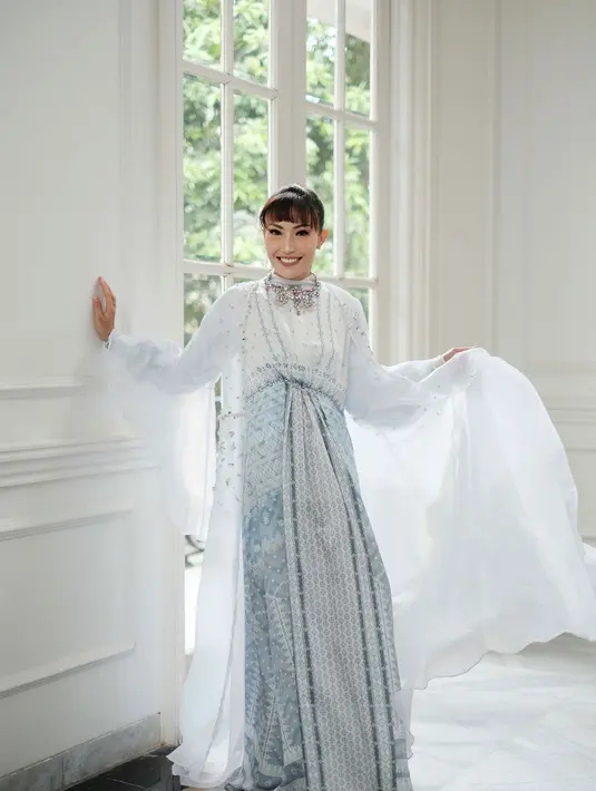 Ayu Dewi tampak menawan dengan gamis bernuansa soft blue yang dipadu outer organza. [Foto: Vanilla Hijab].