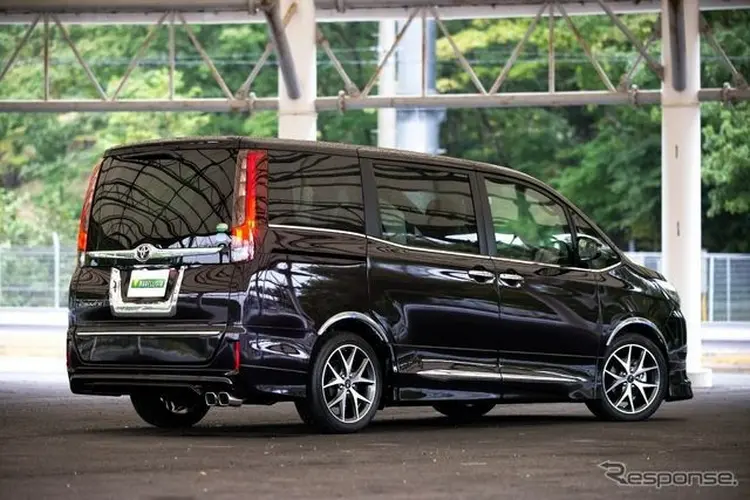 Di Bawah Bayang-Bayang Alphard: Mengenal Lebih Dekat Toyota Voxy dan Variannya