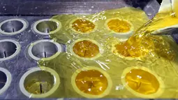 Pekerja membuat lilin citronella di sebuah pabrik di Sao Joao da Boa Vista, Brasil, Jumat (12/2/2016). Virus zika yang sudah menyebar membuat penjualan lilin citronella, yang merupakan lilin pengusir nyamuk mengalami kenaikan. (REUTERS/Paulo Whitaker)
