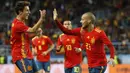 Para pemain Spanyol merayakan gol yang dicetak David Silva ke gawang Kosta Rika pada laga persahabatan di Stadion La Rosaleda, Sabtu (11/11/2017). Spanyol menang 5-0 atas Kosta Rika. (AP/Miguel Morenatti)
