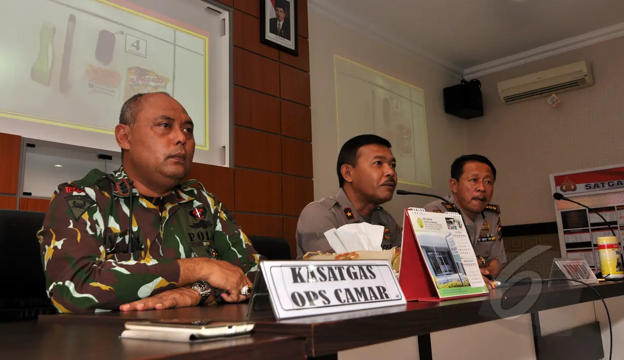 Kapolda Sulteng, Brigjen Pol Idham Aziz (tengah) memberikan keterangan terkait peristiwa baku tembak antara polisi dengan kelompok sipil bersenjata pimpinan Santoso di Polda Sulteng, Palu, Selasa (26/5/2015). (Liputan6.com/Dio Pratama)