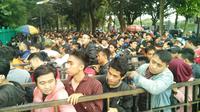 Antrean tiket semifinal Piala AFF 2016 di Kompleks GBK, Jakarta, Jumat (2/12/2016). (Bola.com/Vitalis Yogi Trisna)