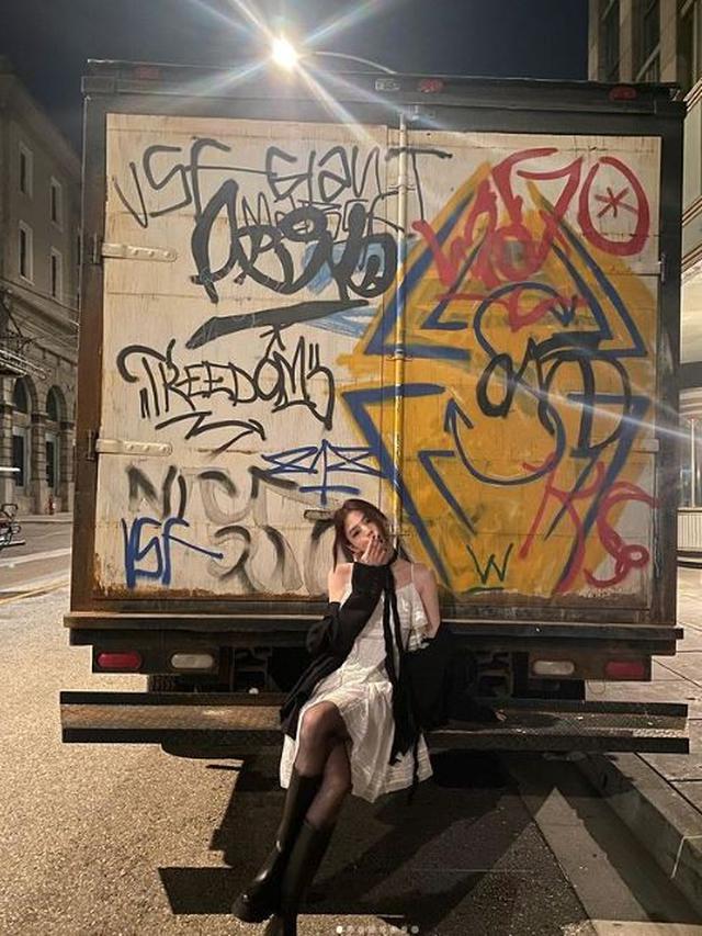 6 Potret Han So Hee di Balik Layar Syuting 'Seven' Jungkook BTS