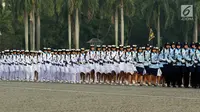 Prajurit Wanita TNI berbaris pada apel bersama untuk memperingati Hari Kartini 2018 di Silang Monas, Jakarta, Rabu (25/4). Upacara diikuti 10 ribu perempuan yang terdiri dari prajurit TNI, Polri dan segenap komponen bangsa. (Liputan6.com/Johan Tallo)