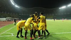 Para pemain Bhayangkara FC merayakan gol yang dicetak Dendy Sulistyawan ke gawang Bali United pada laga Piala Presiden 2019 di Stadion Patriot, Bekasi, Kamis (14/3). Bhayangkara menang 4-1 atas Bali. (Bola.com/Yoppy Renato)