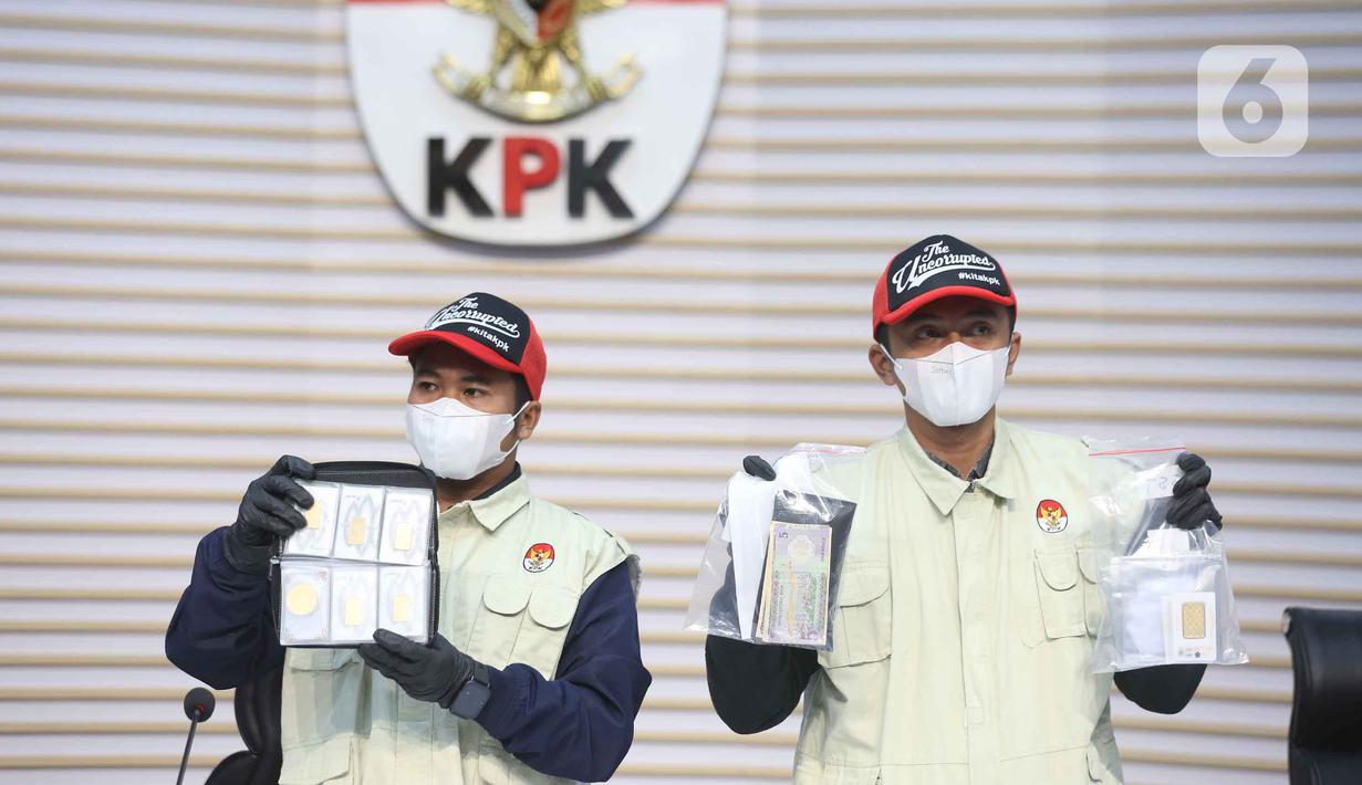 Petugas memperlihatkan peralatan bukti Operasi Tangkap Tangan (OTT) di Kantor Imigrasi Jakarta Barat, Gedung Merah Putih KPK, Jakarta, Kamis (4/6/2026). (Liputan6.com/Helmi Fithriansyah)