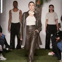Tampilan Rina Lipa Adik Dua Lipa di London Fashion Week, Kenakan Baju Kulit Serba Cokelat/dok. @rinalipa
