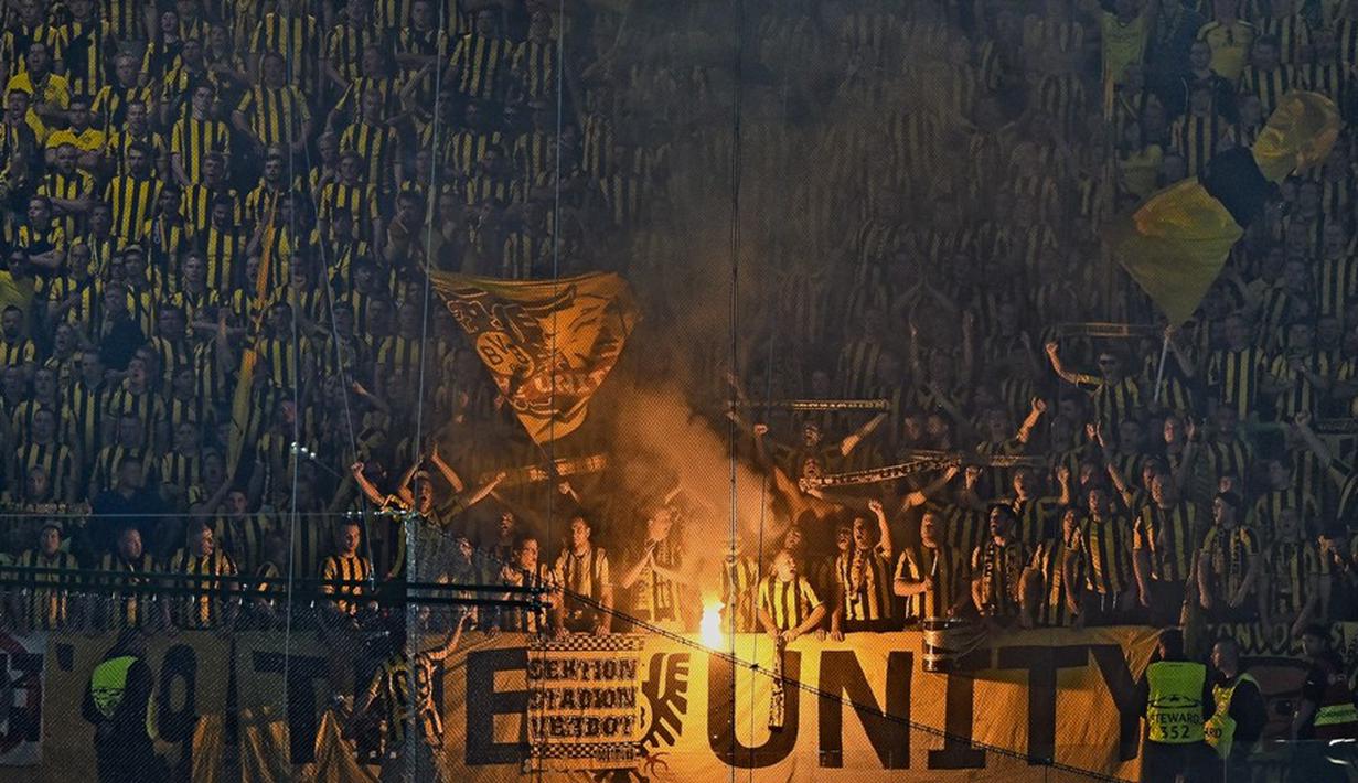 Suporter Borussia Dortmund merayakan kemenangan atas Sporting CP dalam laga Grup F Liga Champions di Stadion Jose Alvalade, Lisbon, Rabu (19/10/2016) dini hari WIB. (AFP/Patricia De Melo Moreira)