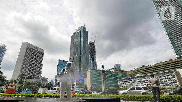 Penyemprotan Disinfektan di Area Publik