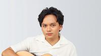 Penyanyi Calvin Jeremy umumkan film terbaru, Sah Katanya, yang dibintanginya bersama Dimas Anggara dan Nadya Arina. Film ini karya sineas Loeloe Hendra. (Foto: Dok. Instagram @calvinjeremy)