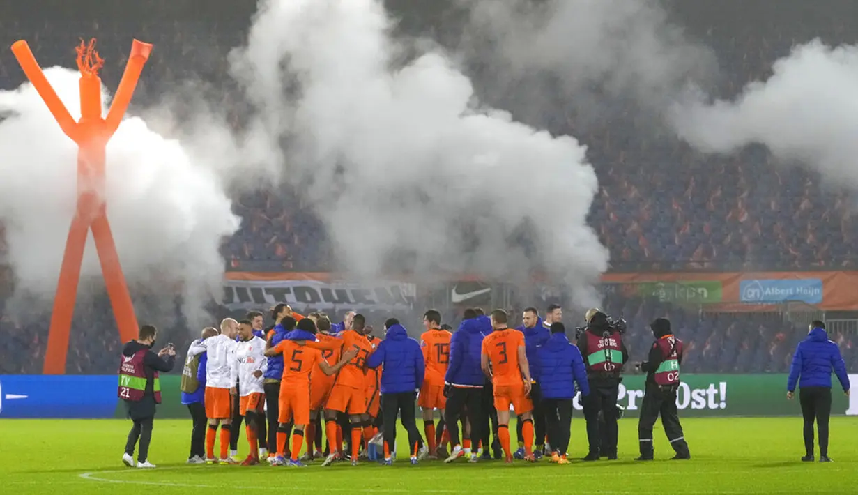 Para pemain Belanda merayakan setelah melawan Norwegia pada pertandingan sepak bola kualifikasi Grup G Piala Dunia 2022 di Stadion De Kuip, Rotterdam, Belanda, 16 November 2021. Belanda menang 2-0. (AP Photo/Peter Dejong)