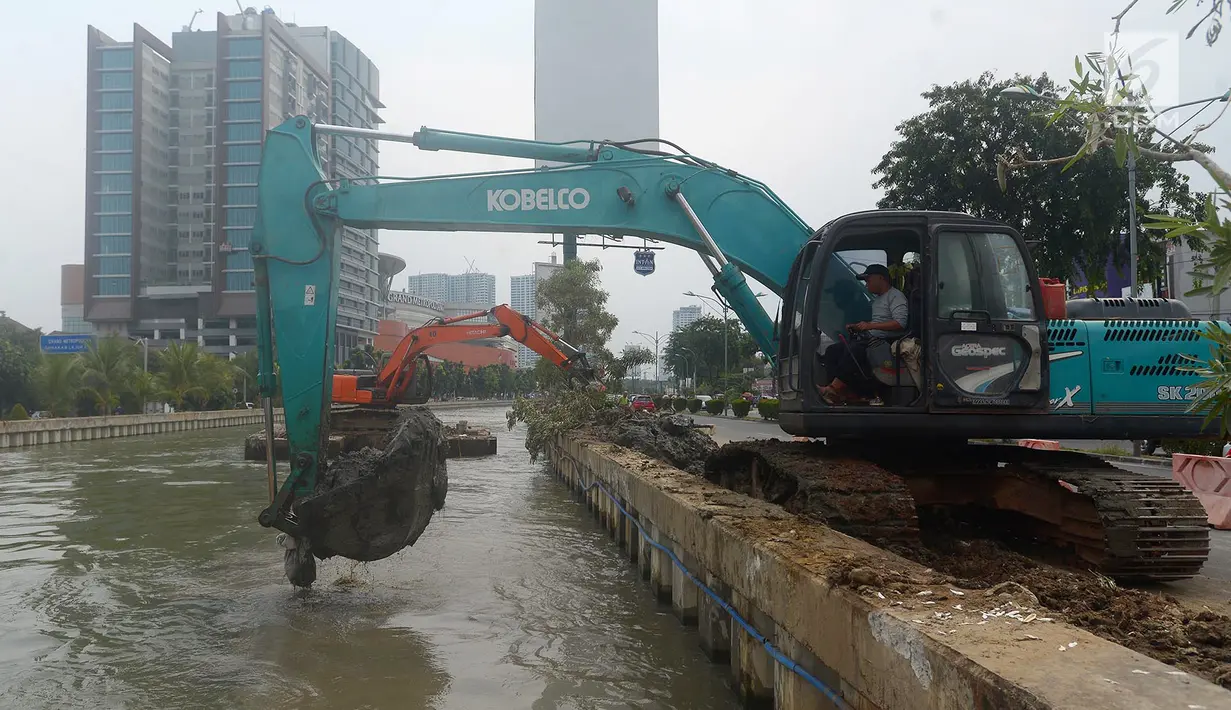 Alat berat mengeruk endapan lumpur dan sampah di Kalimalang, Bekasi, Jawa Barat (21/7). Normalisasi ini guna mengantisipasi pendangkalan sungai yang mengancam kelancaran lalu lintas air di wilayah tersebut. (Merdeka.com/Imam Buhori)
