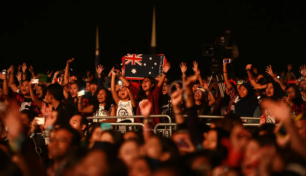 Teriakan ribuan penonton yang kebanyakan remaja makin menggema dan menambah ramai suasana konser yang membawakan 18 lagu. (Galih W. Satria/Bintang.com)