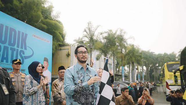 6 Potret Syahnaz Sadiqah Temani Suami Berangkatkan Warga Bandung Barat Mudik Gratis