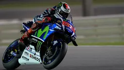 Pebalap Movistar Yamaha, Jorge Lorenzo, mengikuti latihan bebas hari ke-2 GP Qatar di Sirkuit Losail, Doha, Sabtu (19/3/2016) dini hari WIB. Pada sesi ini, pria Spanyol itu berada pada peringkat ke-9 dengan waktu 1 menit 934 detik. (EPA/STR)