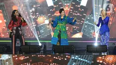 Penyanyi Fitri Carlina saat tampil pada peluncuran Apresiasi Kreasi Indonesia 2021 di Kemenparekraf, Jakarta, Jumat (28/5/2021). Apresiasi Kreasi Indonesia bertajuk "Produk Indonesia Untuk Ekonomi Kuat”. (Liputan6.com/HO/Kemenparekraf)