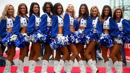 Gadis Grid atau Grid Girls berpose sebelum Grand Prix Formula 1 Amerika Serikat di Sirkuit Amerika. Austin, Amerika, (25/10/2015). Liberty Media juga akan menerapkan penghapusan Grid Girls di ajang olahraga bermotor. (Mark Thompson / Getty Images / AFP)