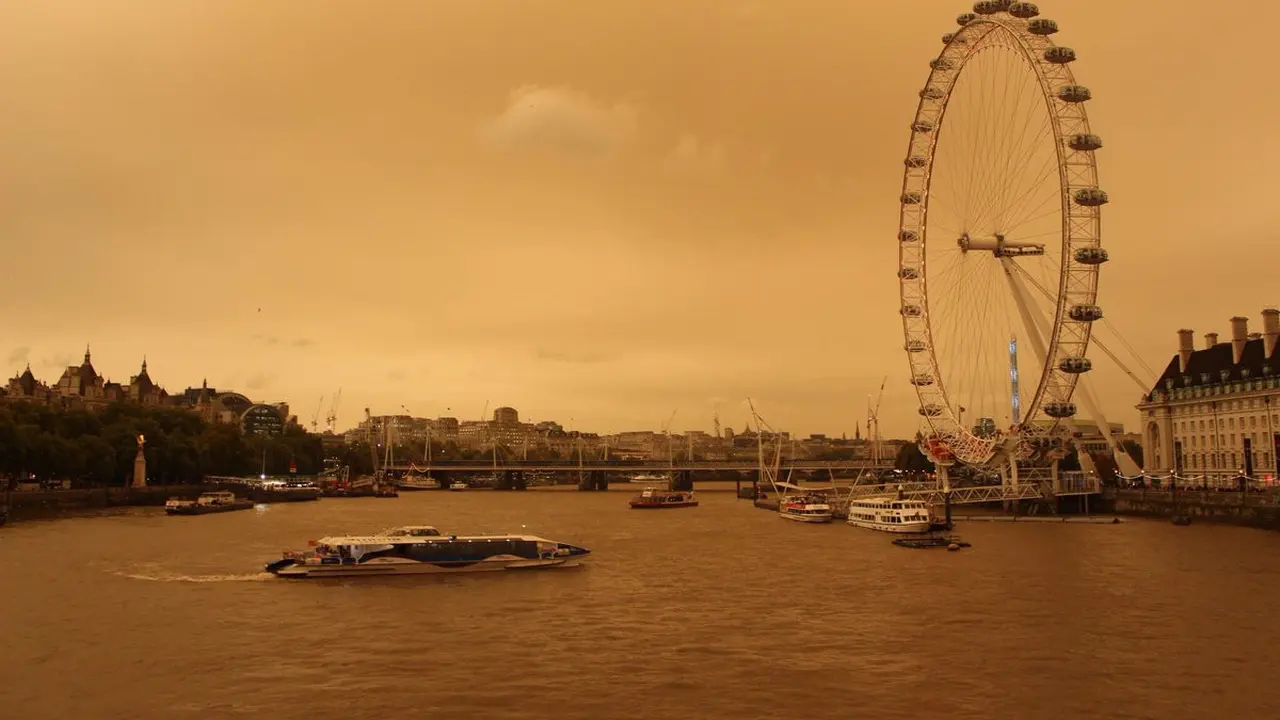 Langit oranye di Inggris. (Twitter @RupertMyers)