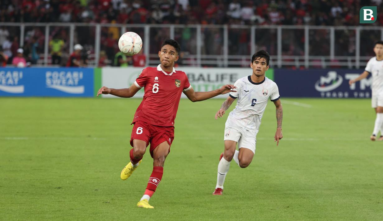 Marselino Ferdinan. Baru berusia 18 tahun, Marselino Ferdinan menjadi pemain termuda di kubu Timnas Indonesia. Hal ini pun diakui oleh Alexandre Polking yang memujinya sebagai salah satu pemain muda dengan talenta terbaik di kubu Timnas Garuda. Tak dimainkan saat jumpa Brunei darussalam, Marselino Ferdinan diyakini akan tampil bugar jika diturunkan pelatih Shin Tae-yong dan akan merepotkan pertahanan pasukan Alexandre Polking. (Bola.com/Abdul Aziz)
