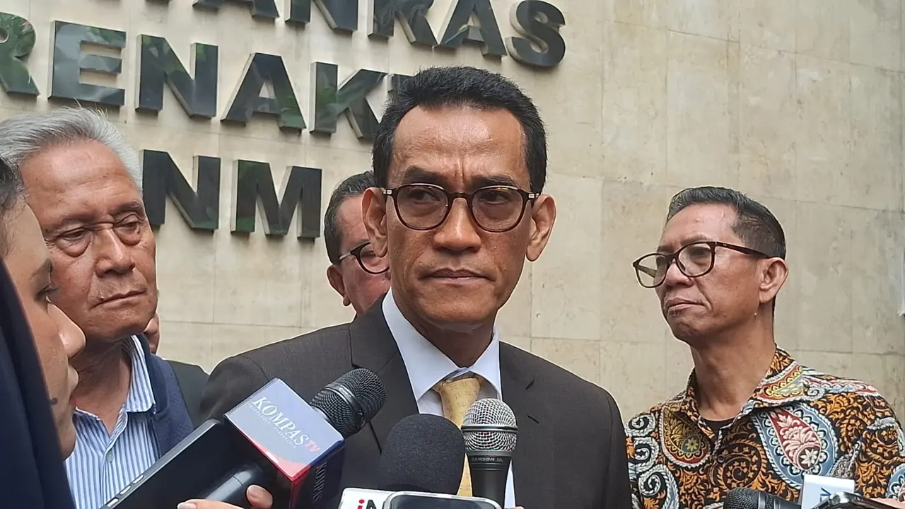 Tim kuasa hukum Roy Suryo Cs, Refly Harun.