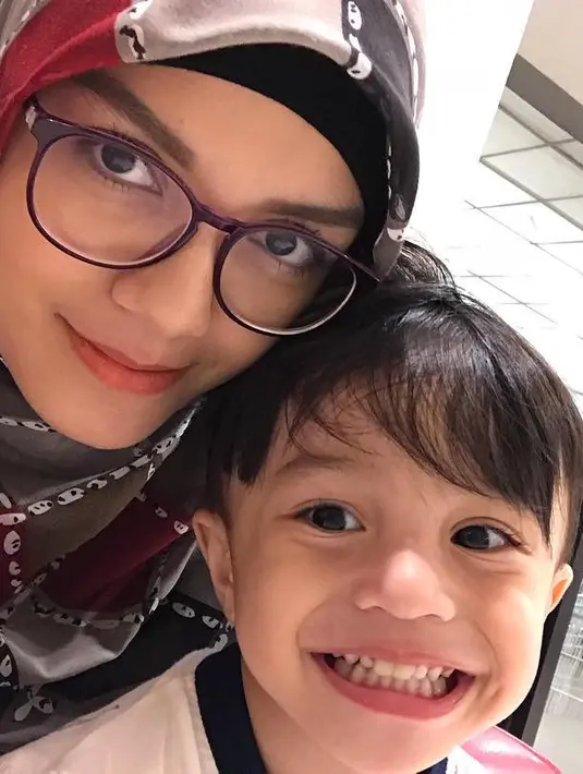 Pernikahan Nadya Almira dengan Ray Rendy dikaruniai dua orang anak, King Arsy As-Sudhais dan Muhammad Rashid Al Ghamidi. Nadia juga mengenalkan sosok suami yang ternyata seorang model, aktor, sekaligus pembalap superbike Ray Rendy.(Instagram/nadya_almira)