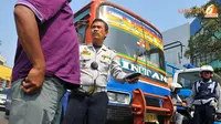 Razia tidak hanya dilakukan pada mikrolet saja, metro mini ikut diperiksa petugas (Liputan6/ Abdul Aziz Prastowo)
