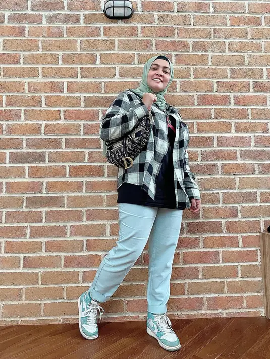 Seperti diketahui belum lama ini Astrid Kuya dan Uya Kuya, juga anak laki-laki mereka, Nino terkena virus Covid-19. Setelah berjuang, akhirnya keluarga yang satu ini berhasil sembuh dan kembali sehat. (Instagram/astridkuya)