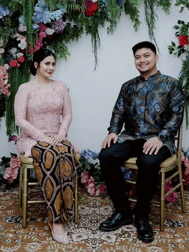 Thavita Resmi Bertunangan. [@thavitaa]