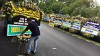 Karangan bunga untuk almarhum pengusaha senior Sukamdani Sahid Gitosardjono berjajar di sepanjang Jalan Imam Bonjol, Menteng, Jakarta, Kamis (21/12). (Liputan6.com/Immanuel Antonius)