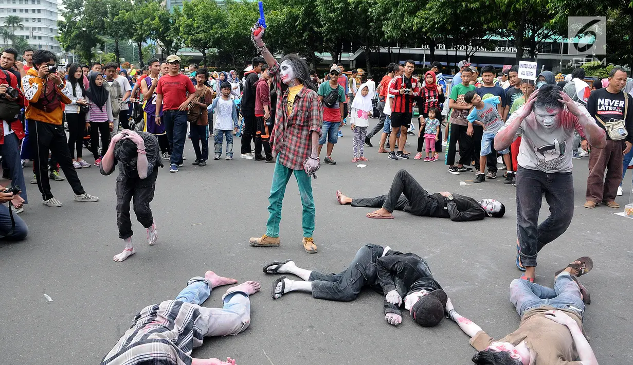 Massa aksi yang tergabung dalam Gerakan Solidaritas Umat Muslim menggelar teatrikal penembakan di Masjid Selandia Baru pada CFD di Bundaran HI, Jakarta, Minggu (17/3). Mereka mengutuk penembakan terhadap jemaah. (Liputan6.com/Herman Zakharia)