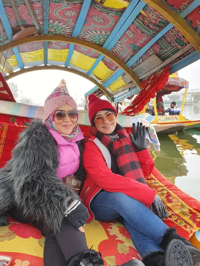 7 Momen Seru Liburan Ibu Ayu Ting Ting Ke Kashmir