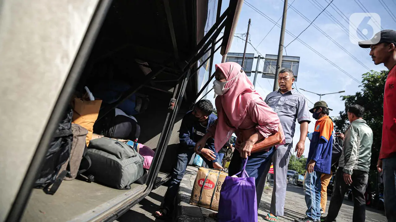 FOTO: Suasana Arus Balik Lebaran di Terminal Kampung Rambutan