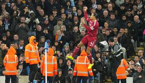 Selebrasi bek Liverpool Virgil van Dijk usai menjebol gawang Manchester City sebelum golnya dianulir VAR di pekan ke-11 Liga Inggris 2025/2026 di Etihad Stadium, Minggu (09/11/2025). (AP Photo/Jon Super)