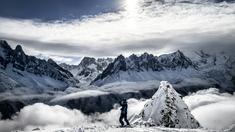 Seorang atlet freeride siap beraksi di pegunungan Mont Blanc, Chamonix, Prancis, (4/2/2016). (AFP/Jeff Pachoud)